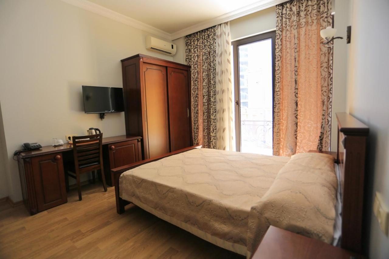 Eiffel Hotel Batumi Exterior photo